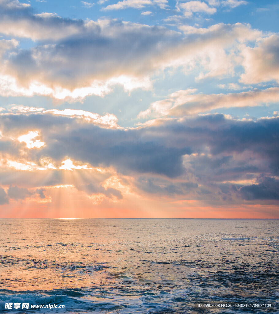 海上日出时分的绚丽云彩