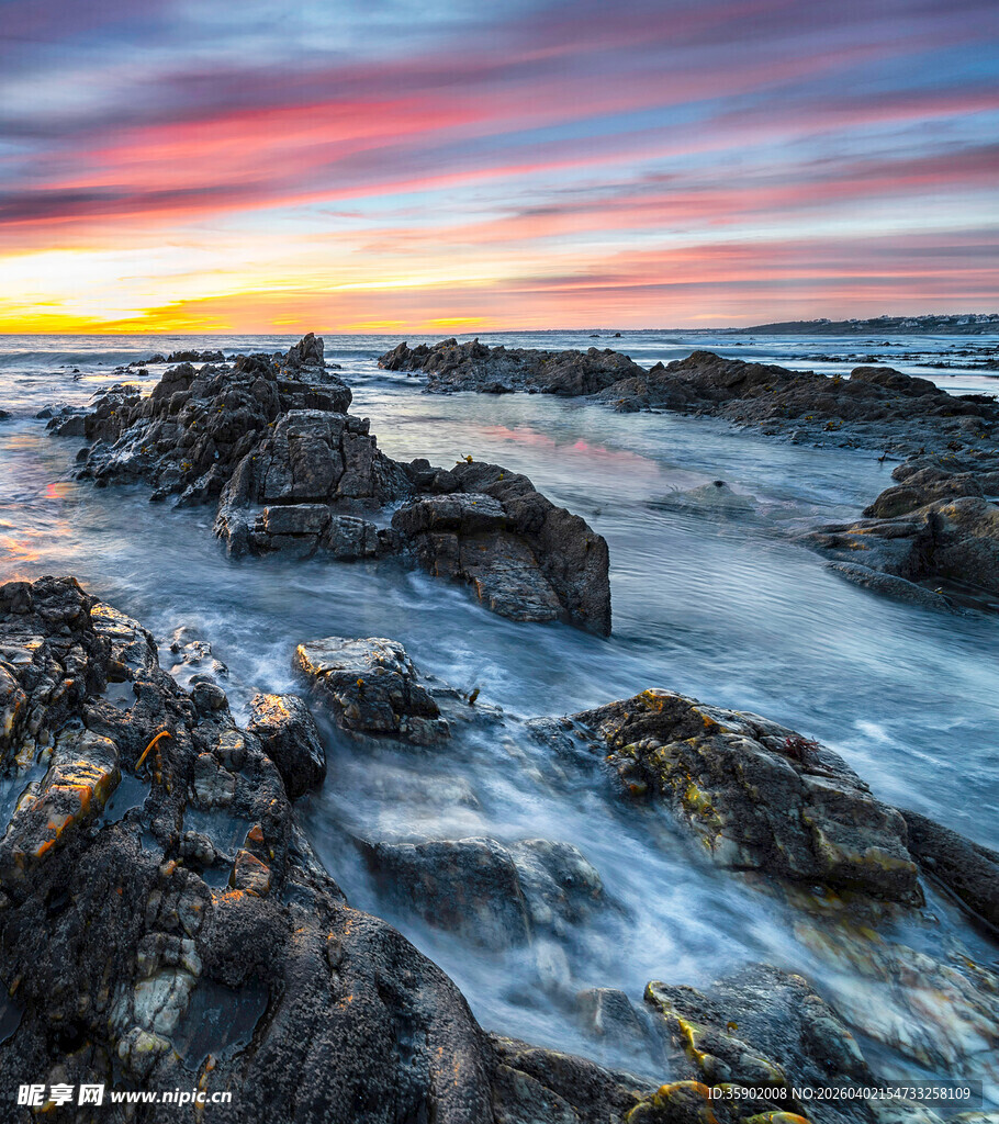 海边日落时分的礁石美景