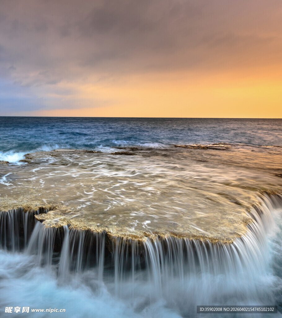 海边日落时的美丽海浪景观