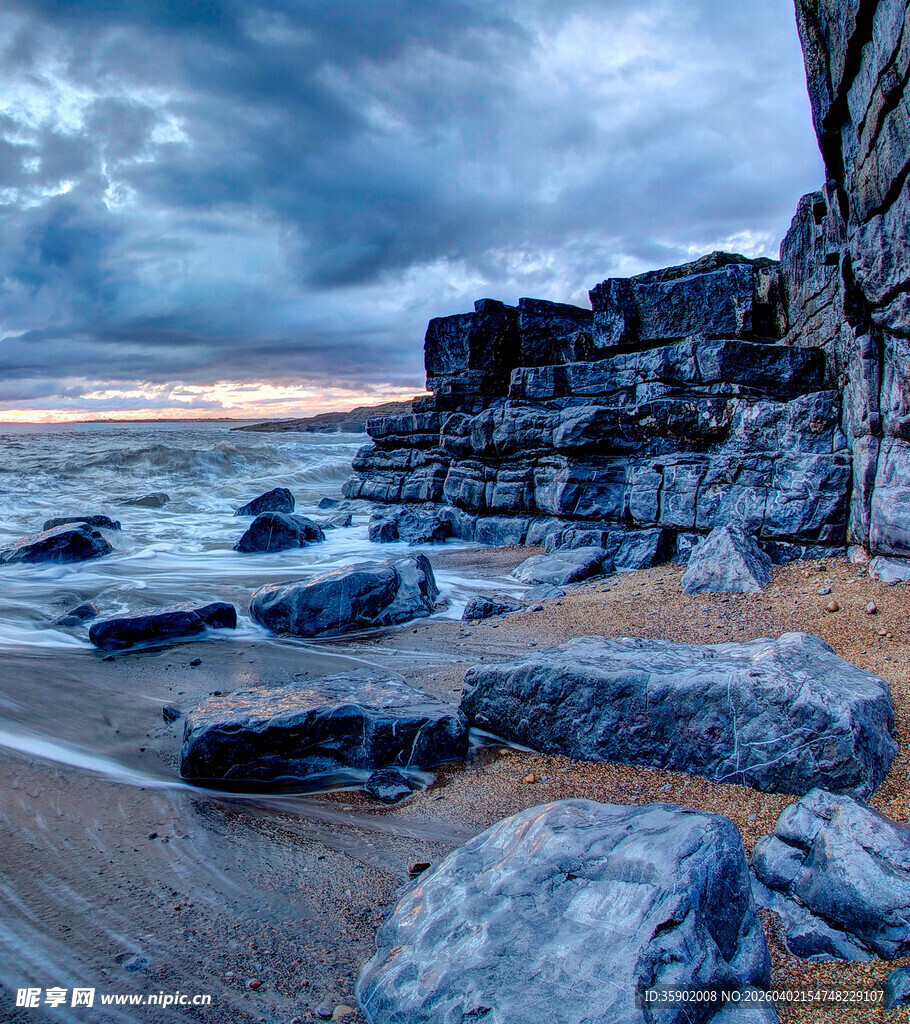 海边嶙峋岩石与壮阔天色