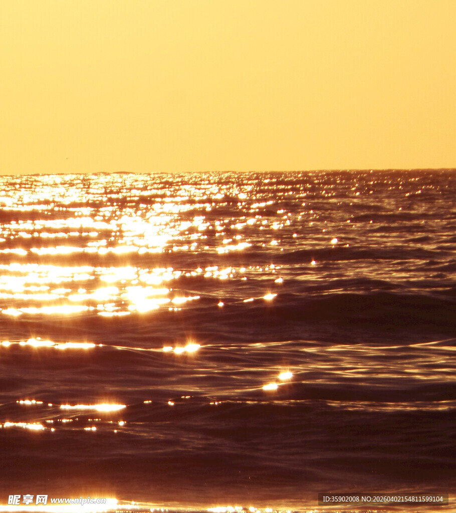 夕阳下波光粼粼的海面