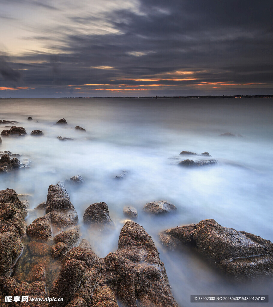 海边礁石上的绝美黄昏