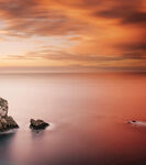 海上黄昏孤石伴绚烂云霞