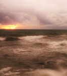 海上落日波涛汹涌的美景