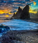 海边壮丽日出与奇特礁石