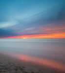 海边绚丽晚霞下的静谧海面