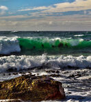海浪拍岸的壮美海滨风光