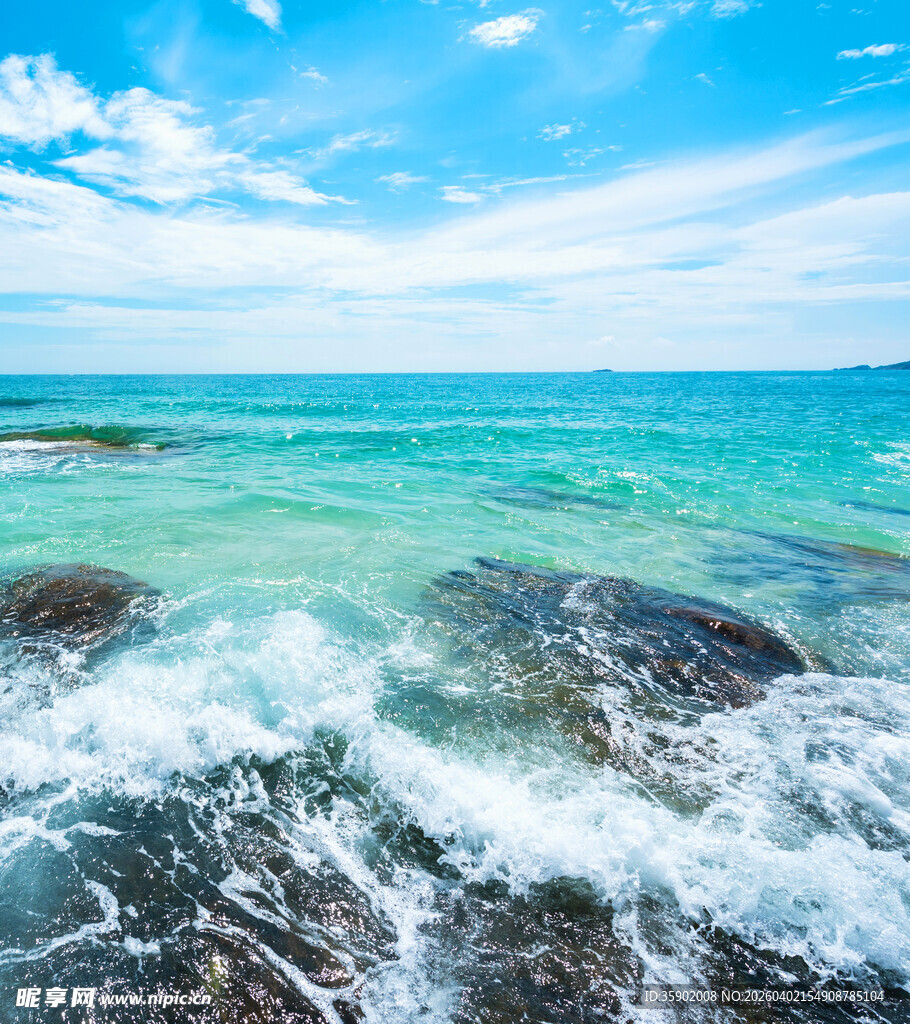海浪拍打礁石的美丽海景