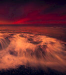 红色霞光下的汹涌海浪
