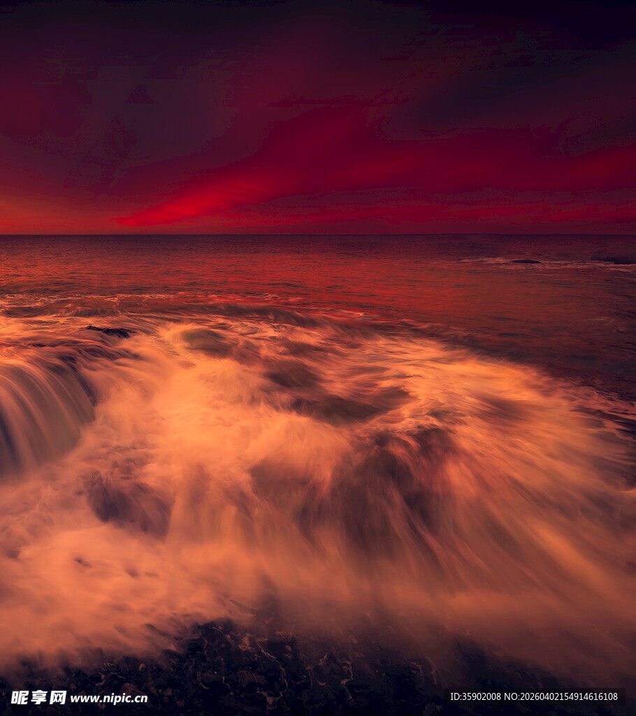 红色霞光下的汹涌海浪
