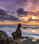 海边日落时的独特礁石景观