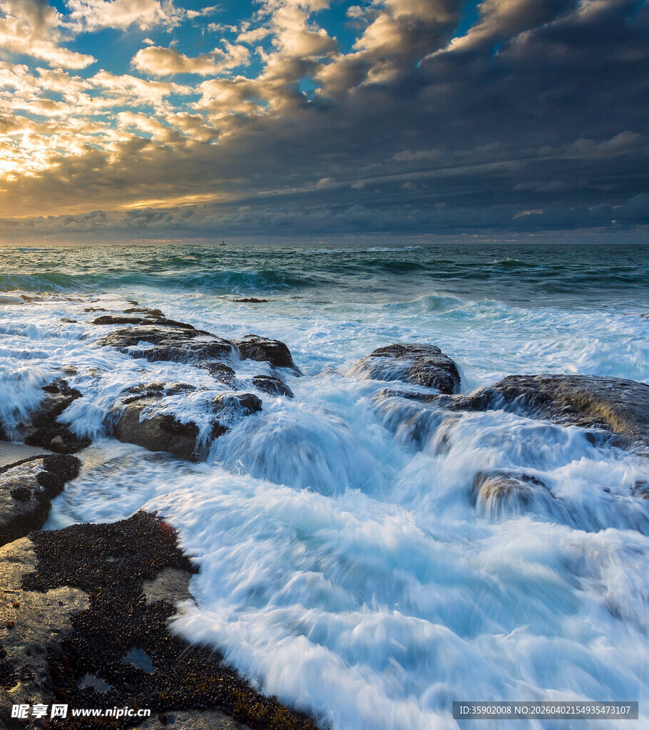 海边日落海浪拍打礁石