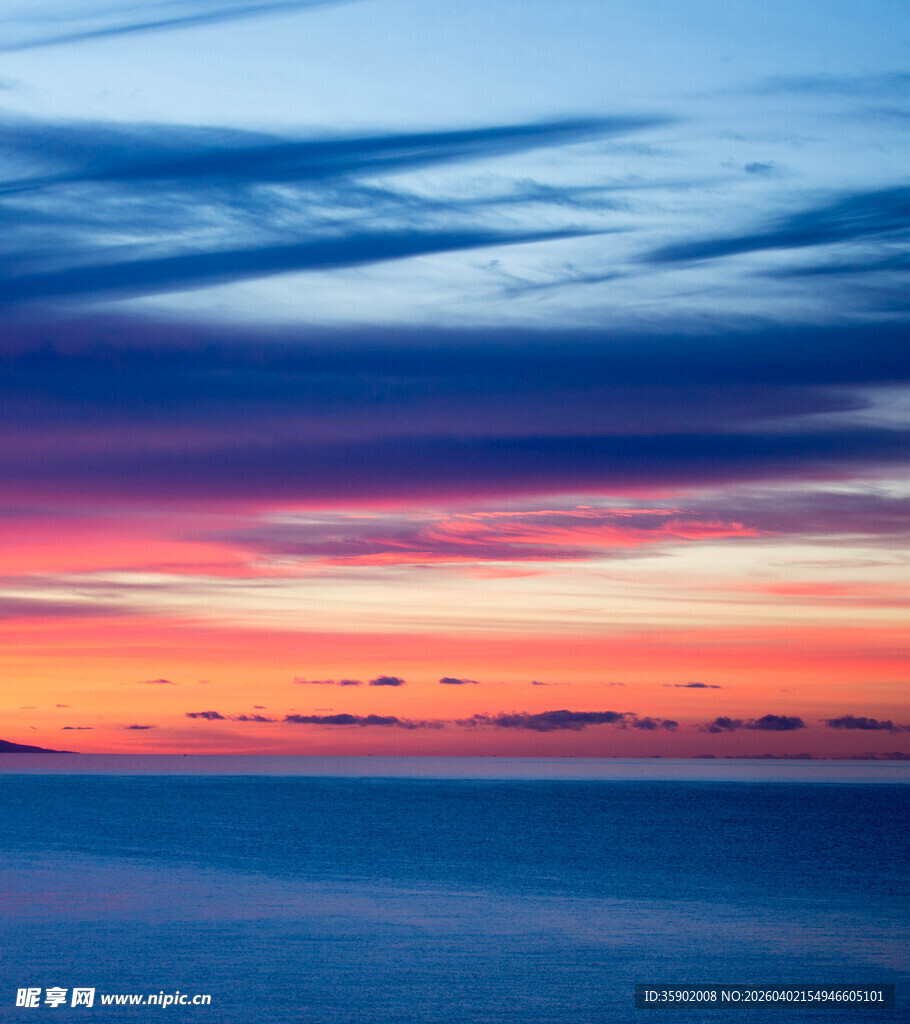 绚丽晚霞下的宁静天空