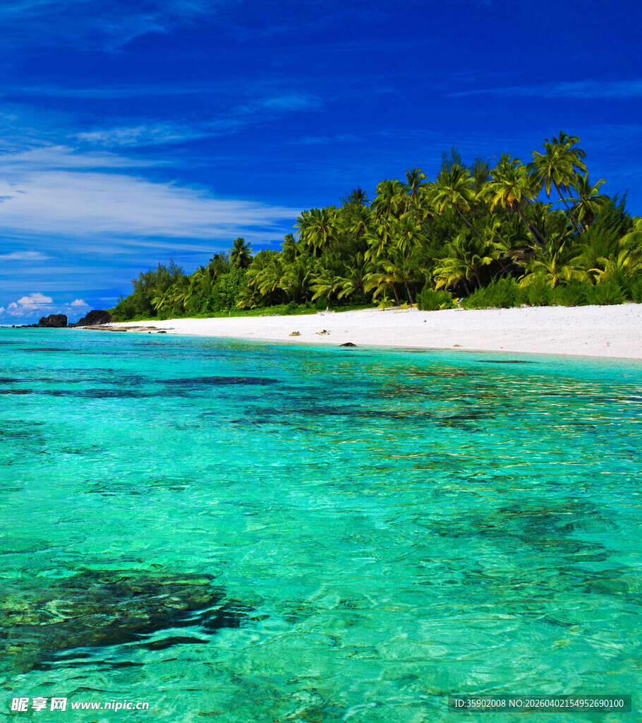 美丽海岛的清澈碧蓝海域