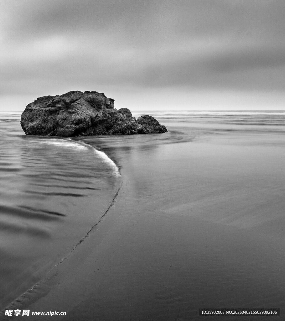 海边孤石静谧黑白景致