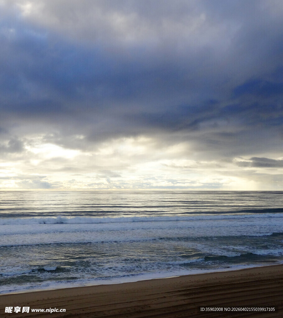 海边阴云下的壮阔风景