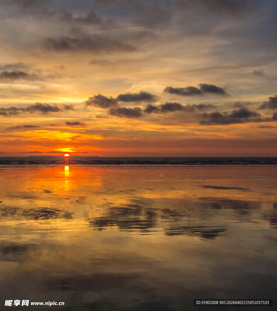 夕阳下的平静湖面美景