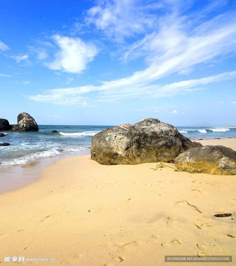 美丽沙滩与海上礁石景观