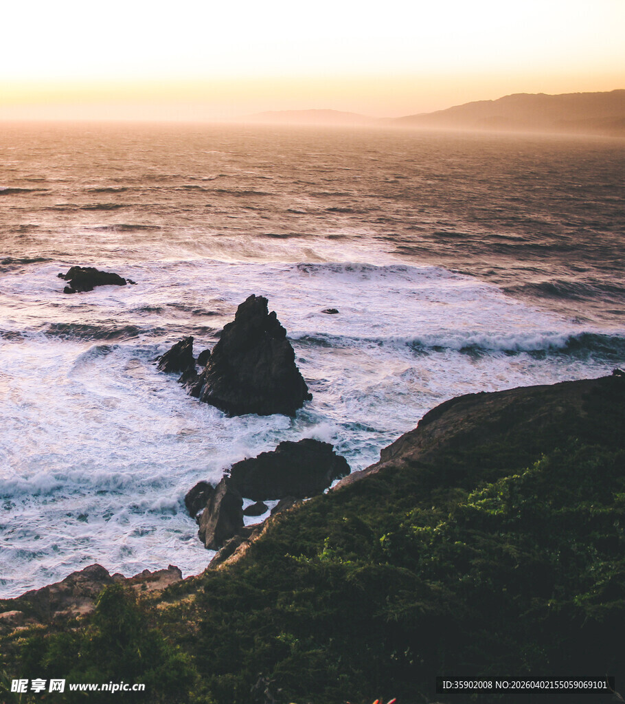 日落时分的海边礁石景观