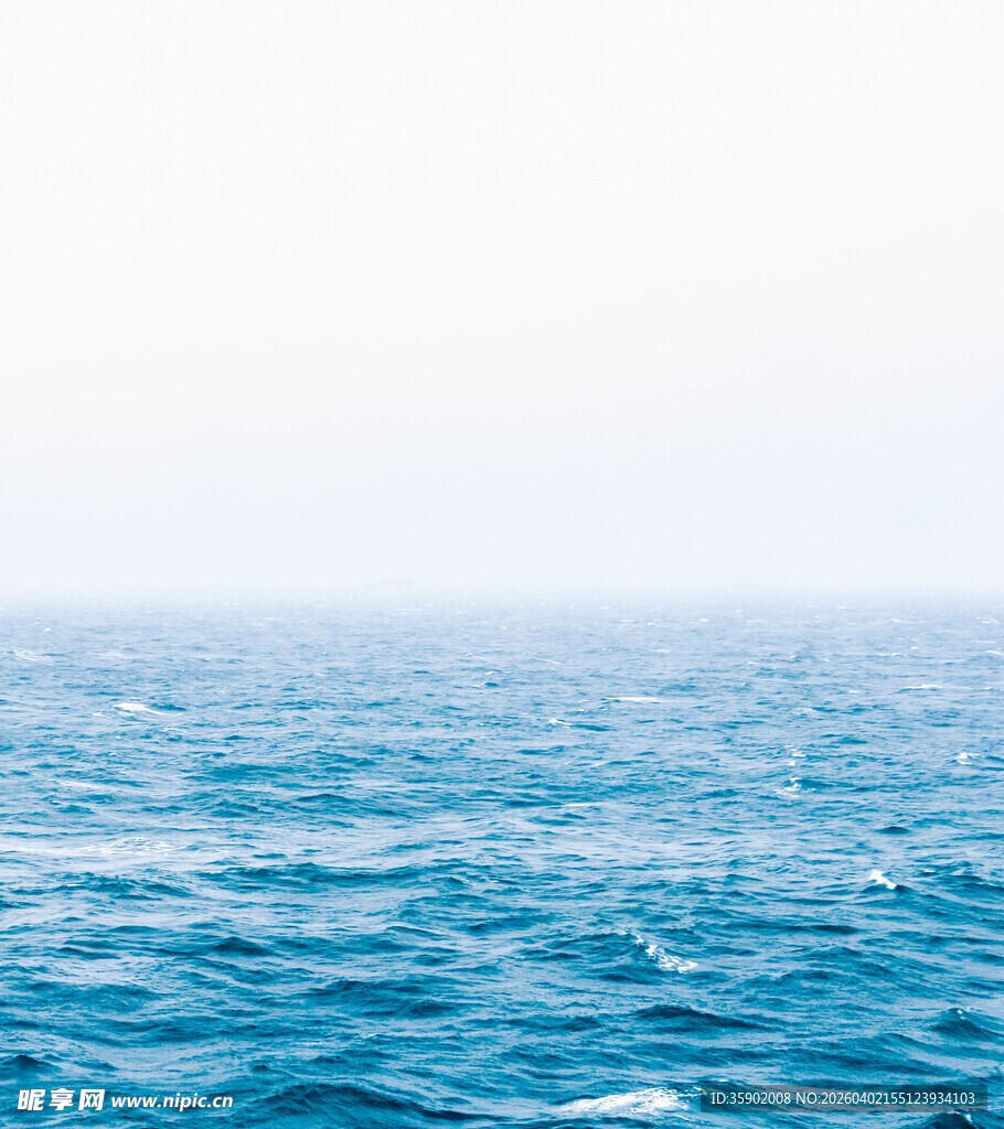 广阔蓝色海洋景象