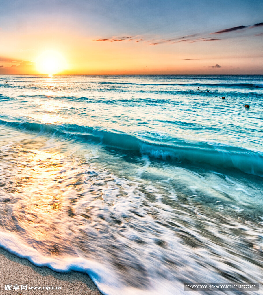 海边日落美景海浪轻拍沙滩