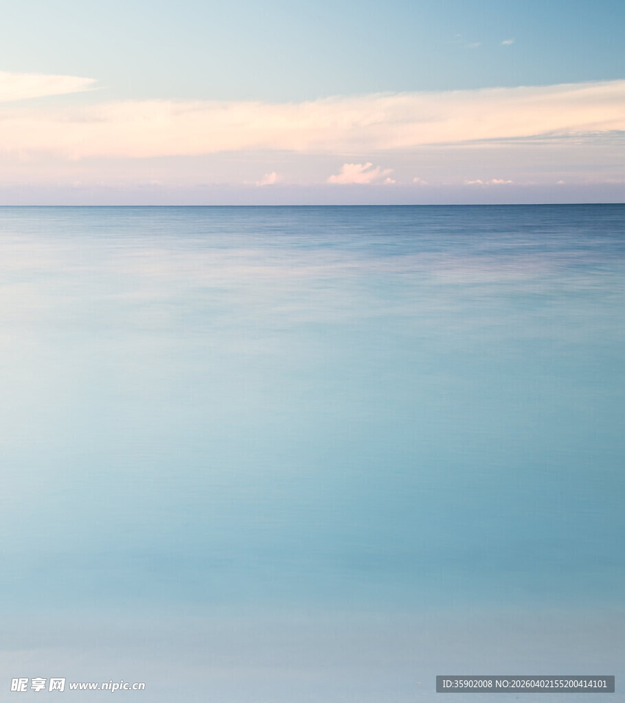 宁静海面淡蓝天空美景
