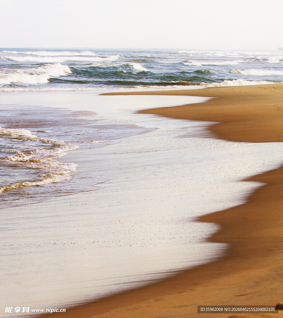 海边沙滩海浪轻拍景象