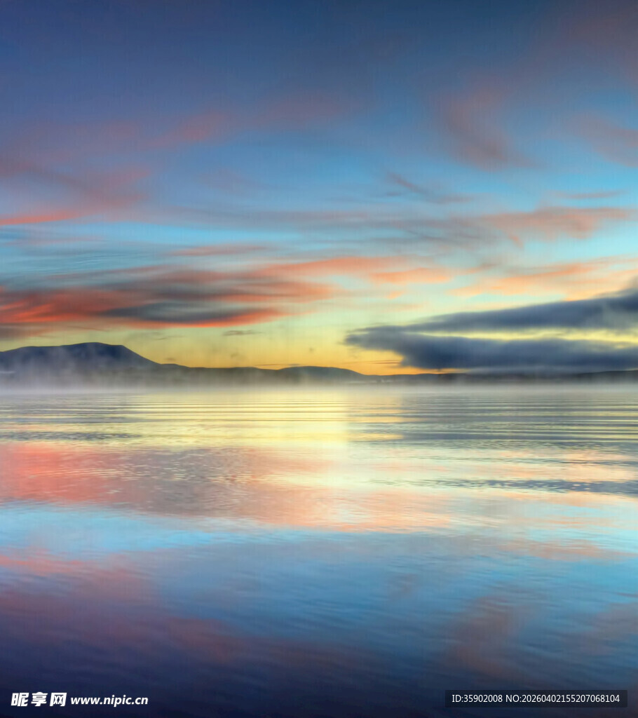 美丽湖畔的绚烂日出景观