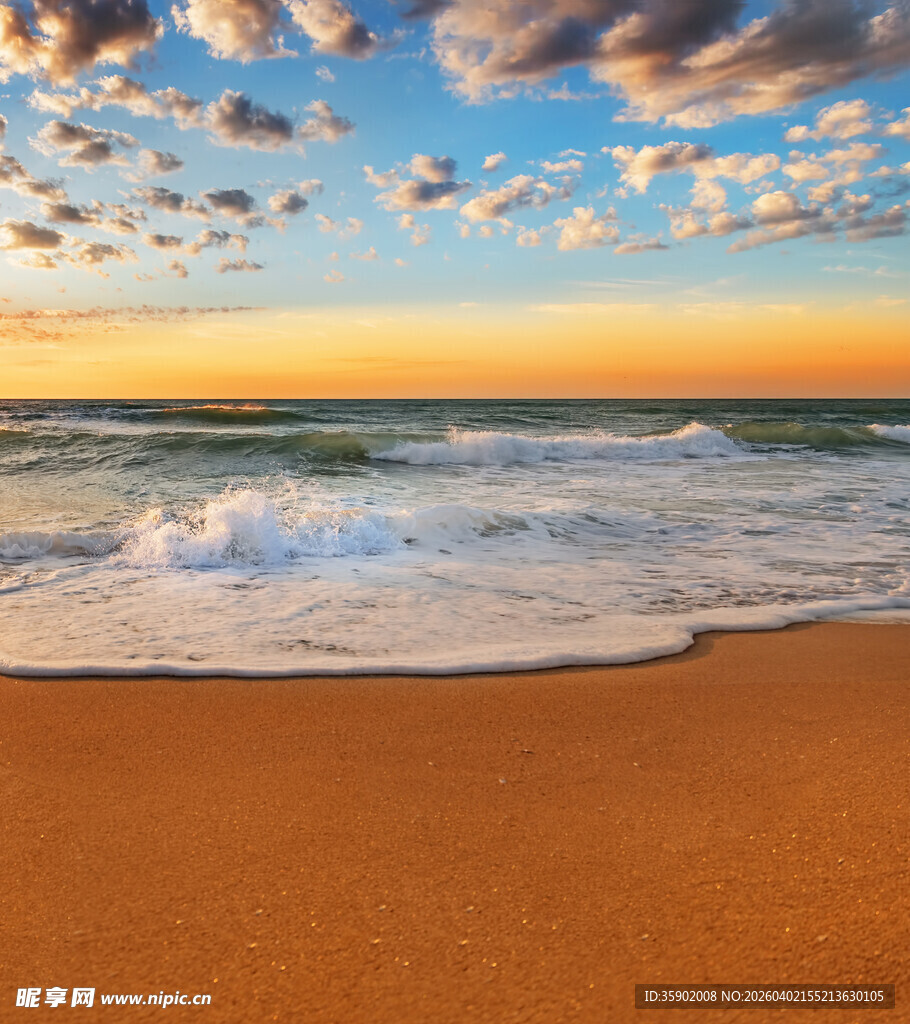 海边日落时分的沙滩美景