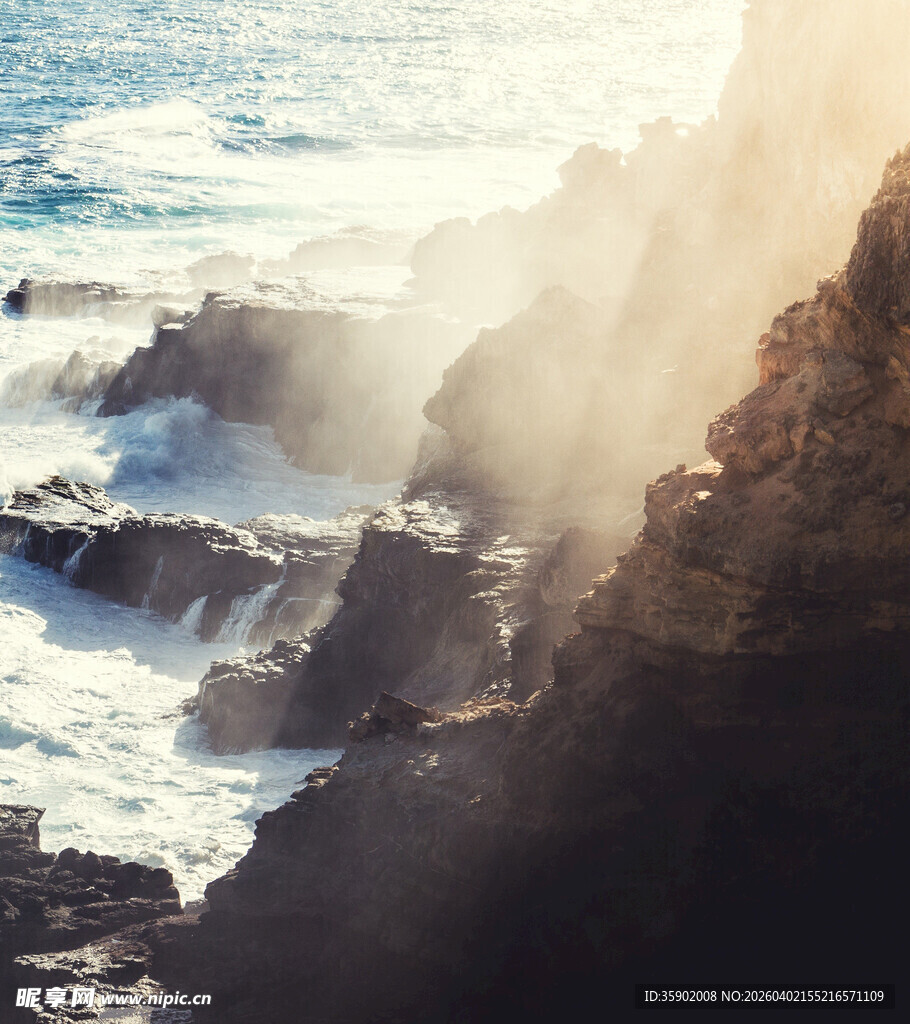 海岸日出海浪拍击嶙峋礁石