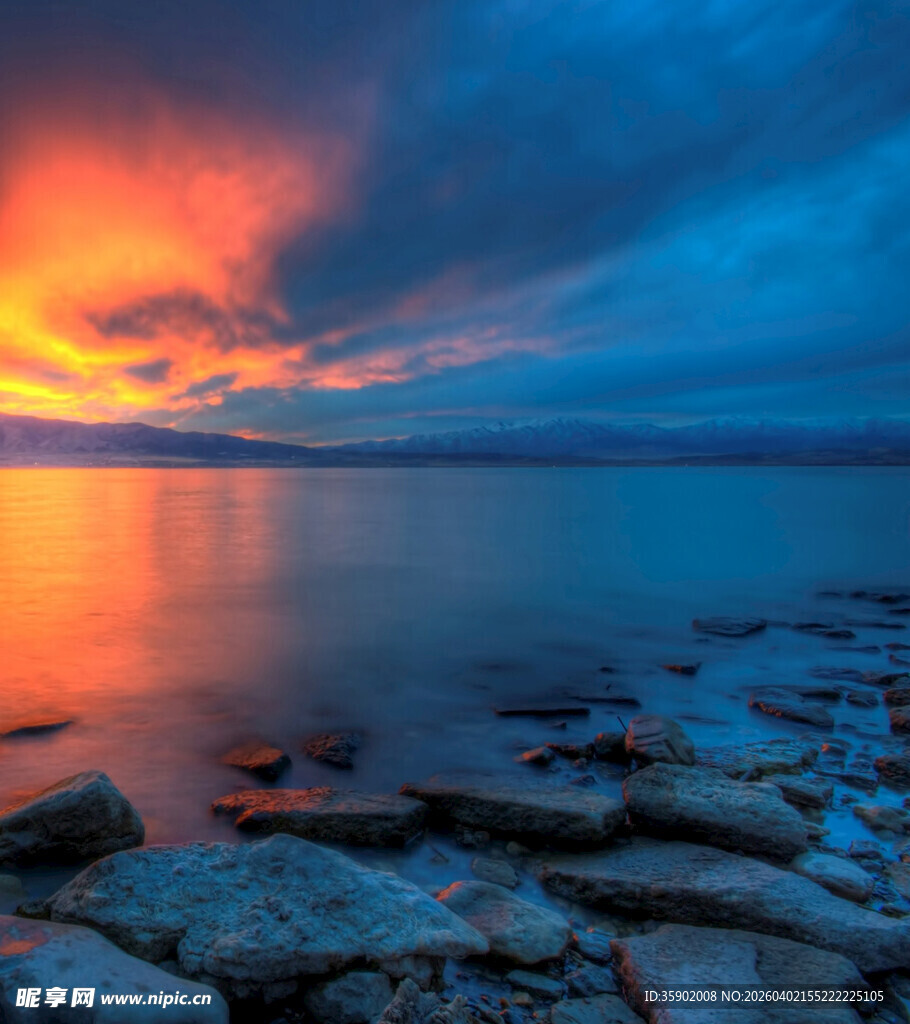 海边日落美景礁石相伴