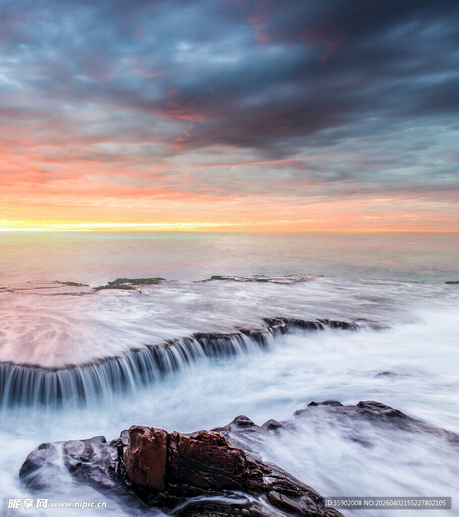 海边日落时的壮美海浪景观