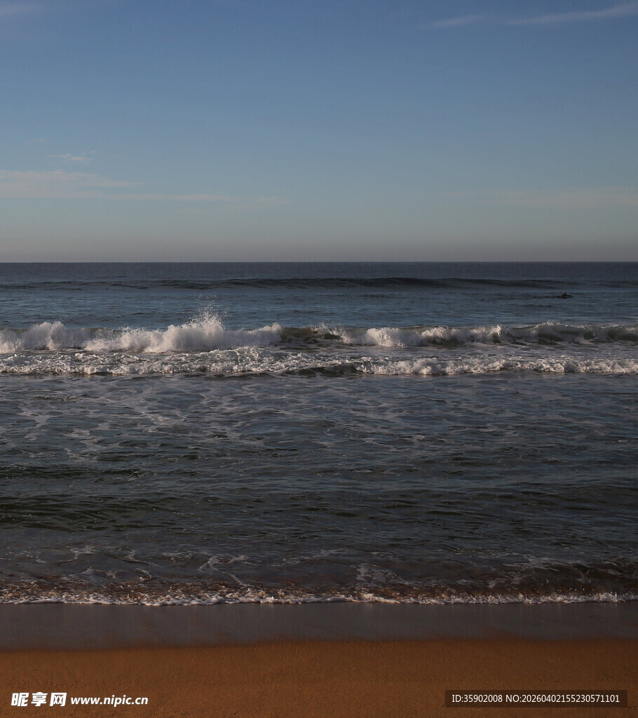 海边沙滩上的翻涌海浪