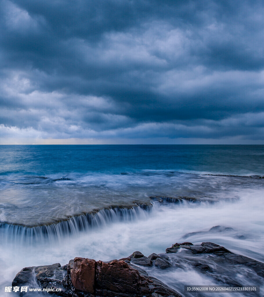 海边乌云下的汹涌海浪