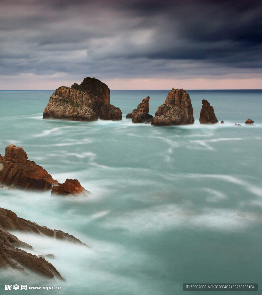 海边礁石与涌动海浪美景