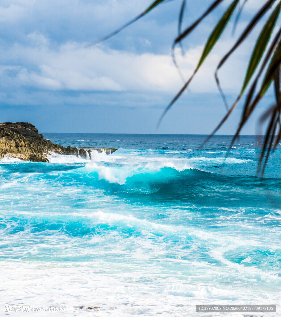 碧海蓝天中的灵动海浪