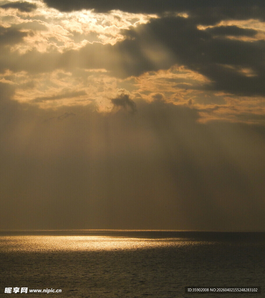 海上日出洒下金色光芒