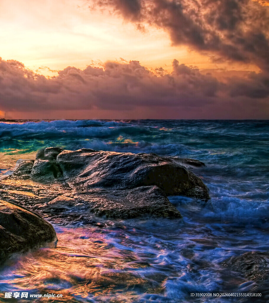 海边日落时的海浪礁石