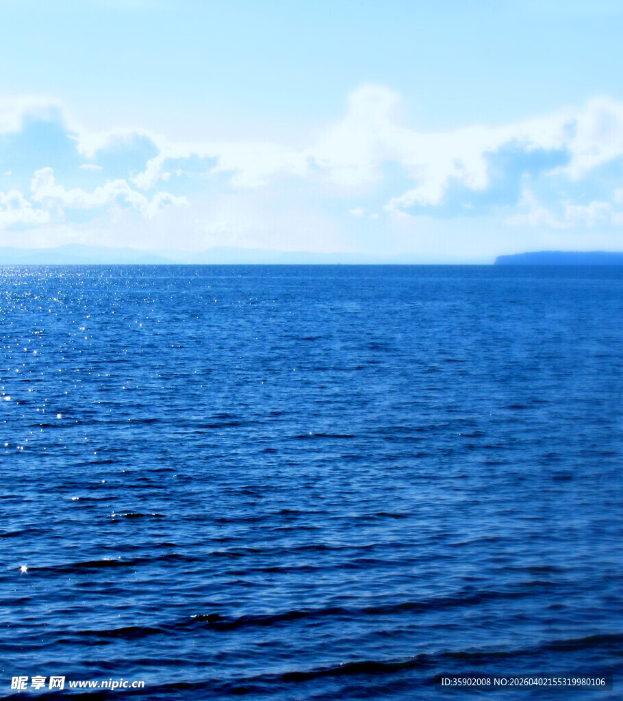 广阔蔚蓝海面与天际线