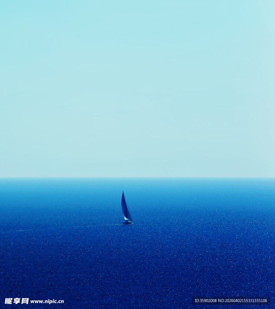蓝海上的孤独帆船