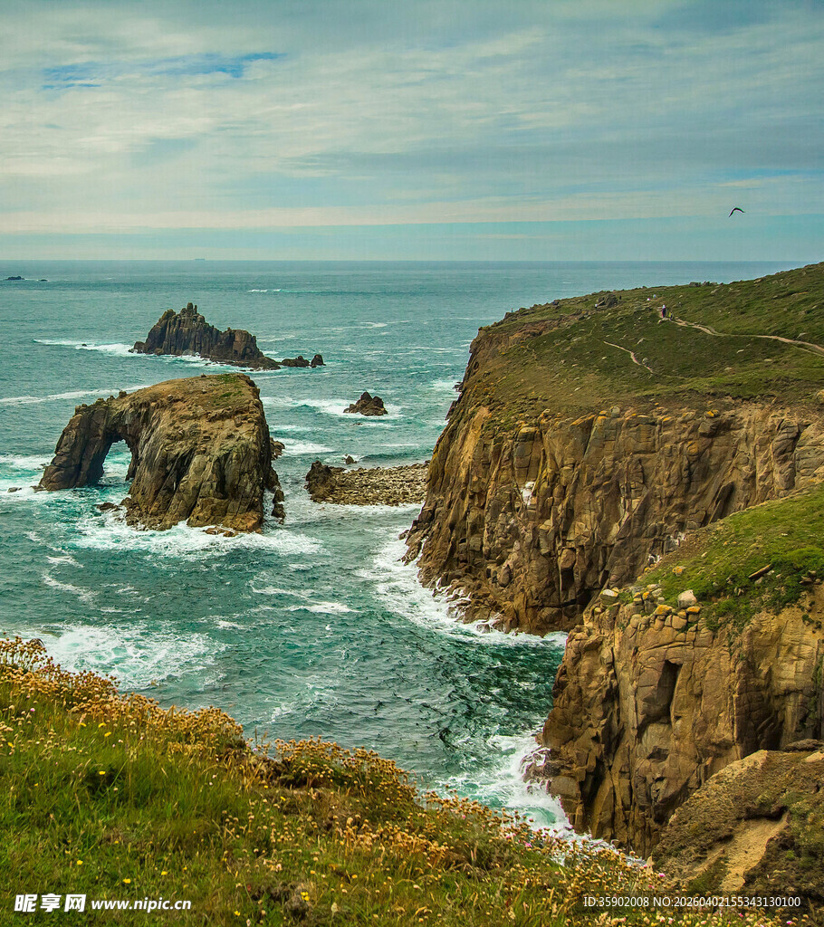 海岸奇景岩石与澎湃海浪