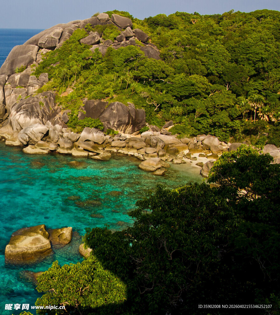 海岛美景碧蓝海水与葱郁植被