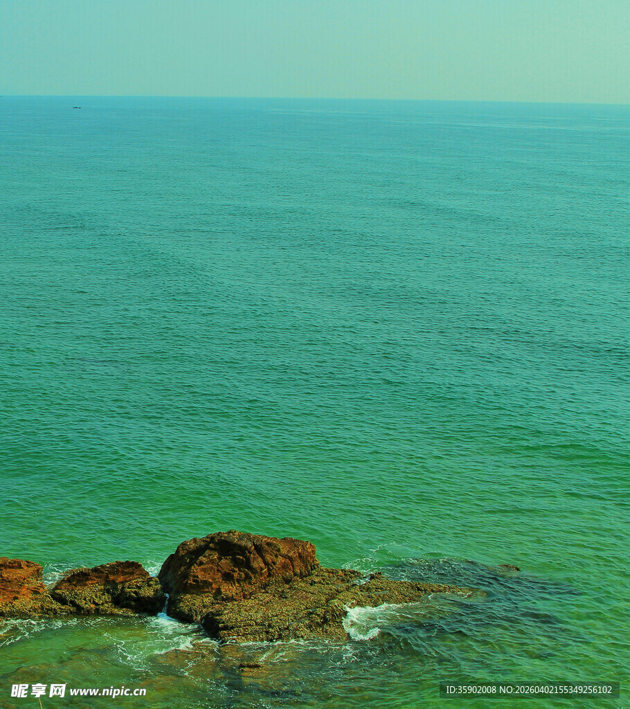 碧海礁石的美丽海景