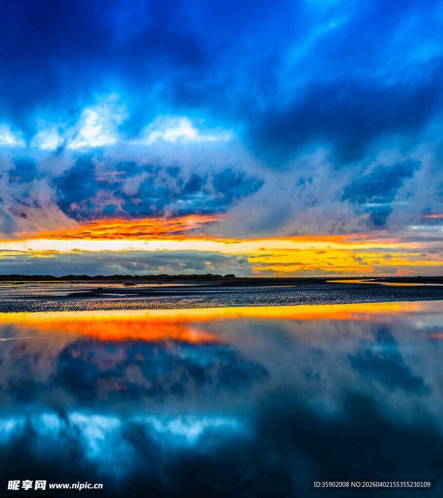 绚丽湖景晚霞倒影