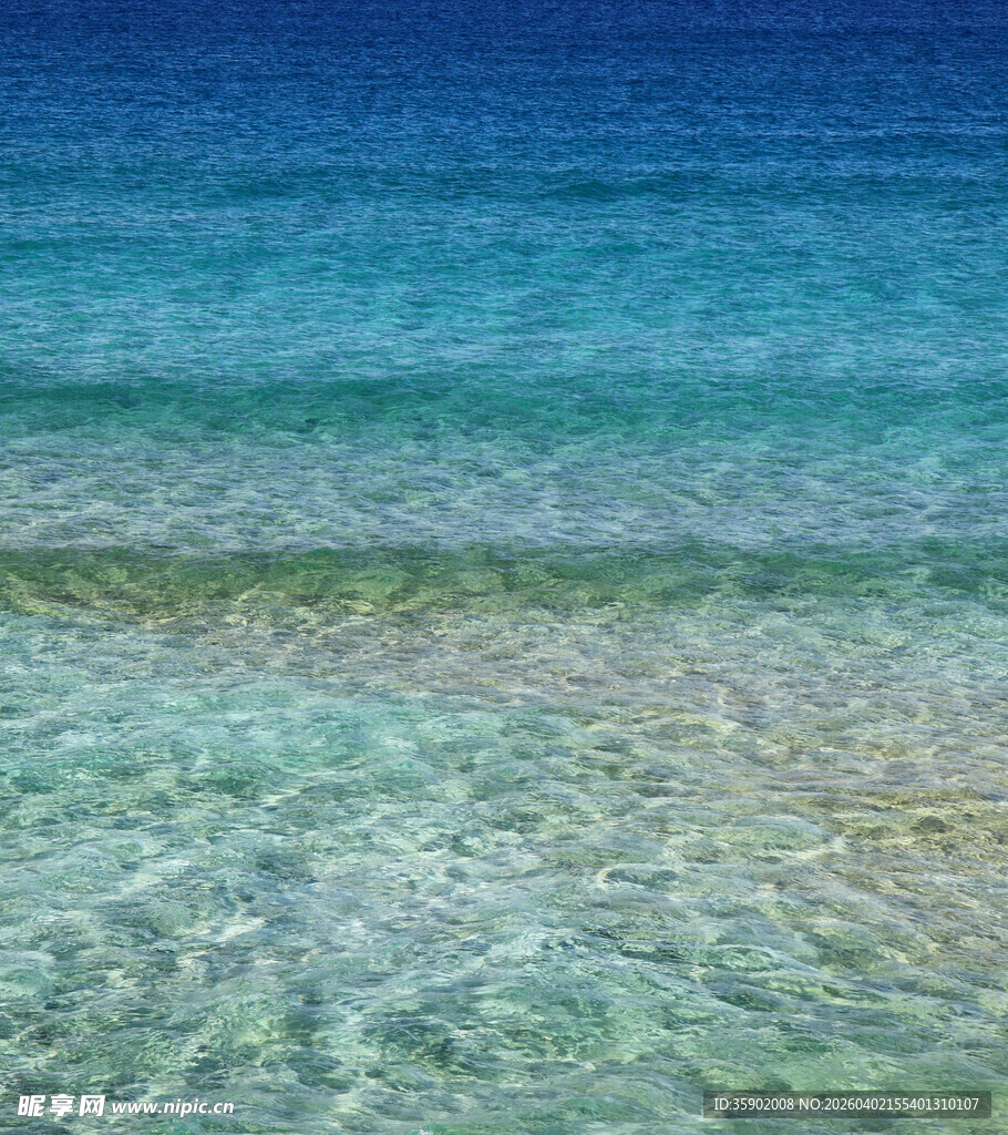 清澈见底的美丽蓝色海域