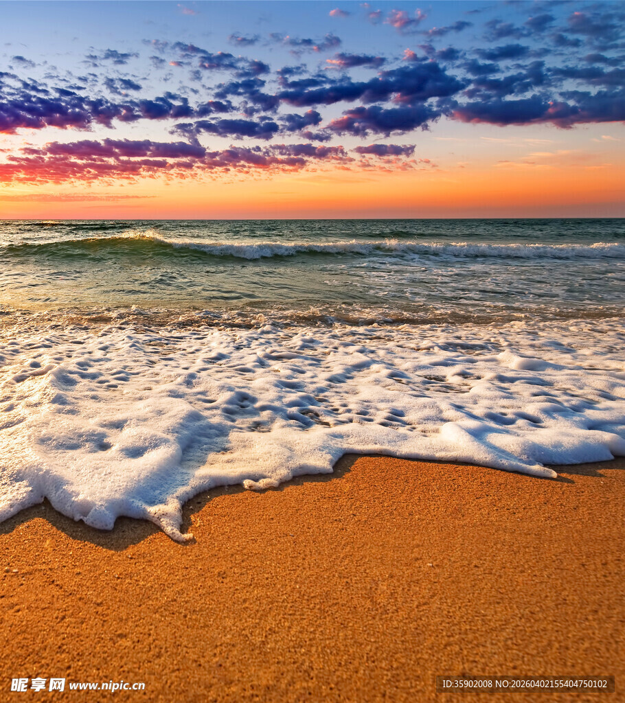 海边日落时的海浪沙滩美景