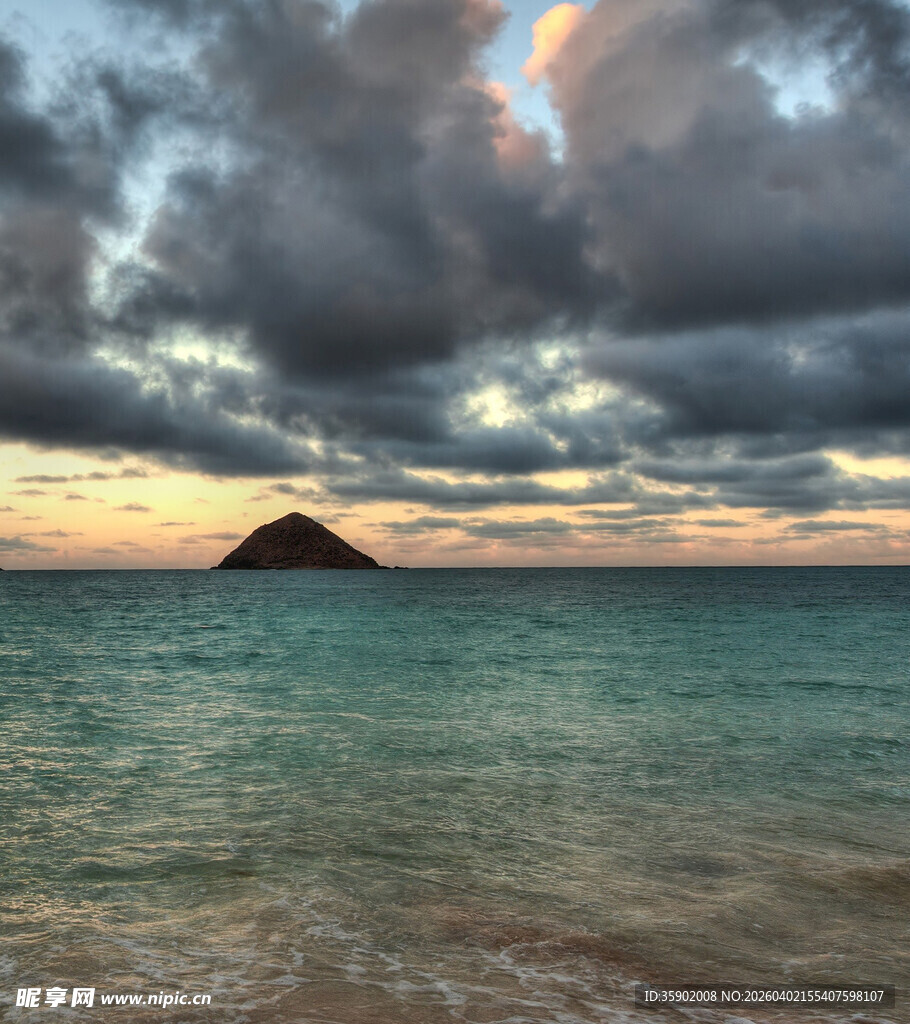 海上岛屿伴日暮霞光