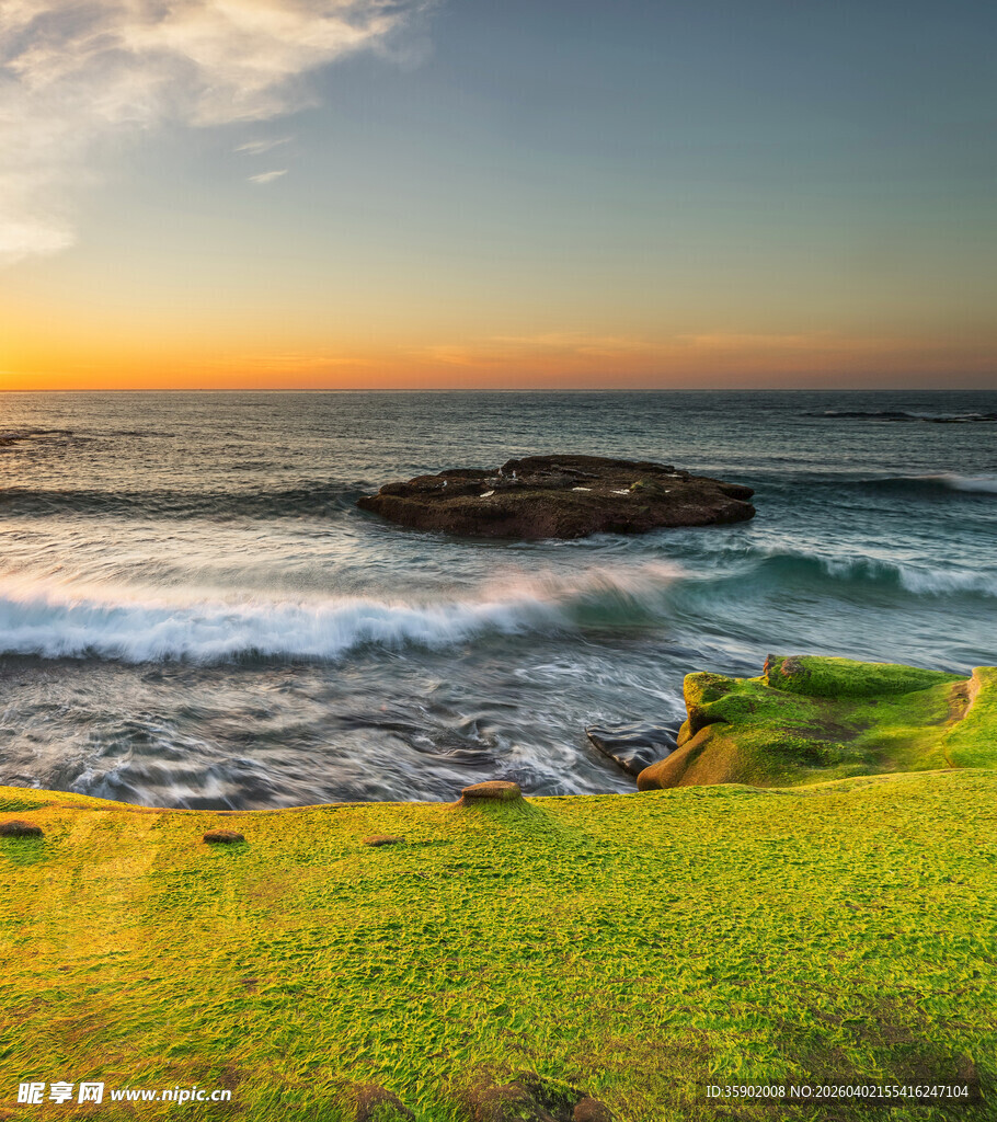 海边日落美景绿草与海浪