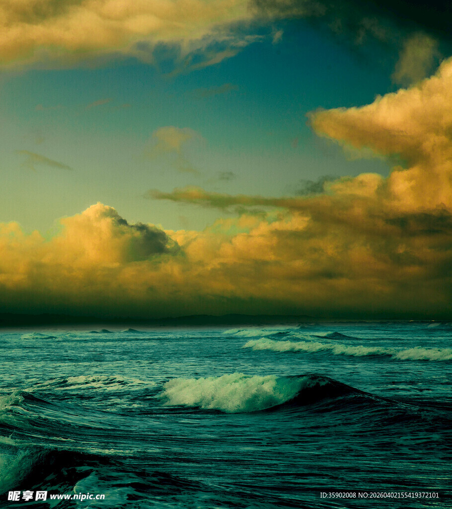 黄昏下的壮阔海浪景观