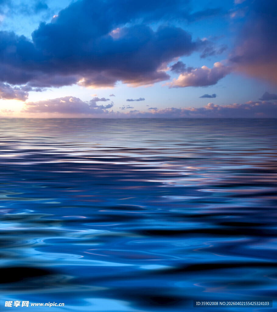 黄昏下的宁静海面